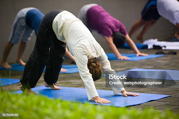 Classe Di Yoga - Fotografie stock e altre immagini di Adulto - Adulto, Allenatore, Ambientazione interna