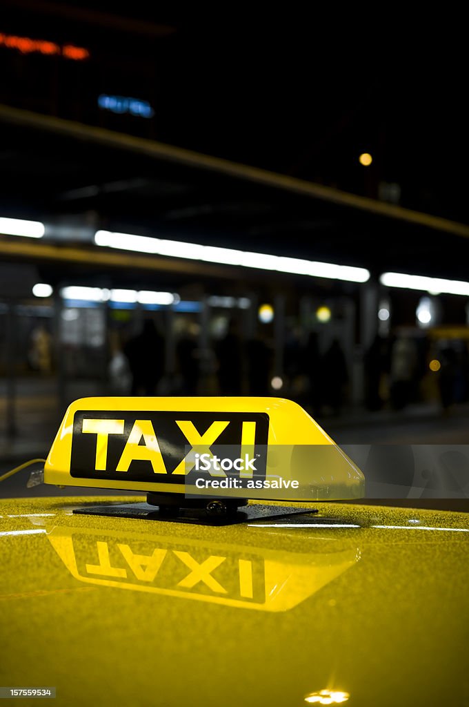 Segnale del taxi di notte - Foto stock royalty-free di Scuro