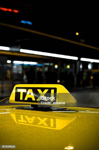 Segnale Del Taxi Di Notte - Fotografie stock e altre immagini di Scuro - Scuro, Taxi, Ambientazione esterna