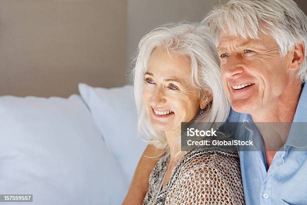 Primo Piano Di Una Coppia Senior Sorridendo E Guardando Lontano - Fotografie stock e altre immagini di 60-64 anni