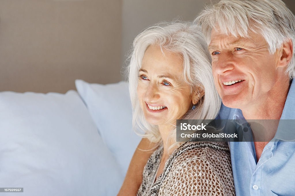Close-up of senior 커플입니다 미소 및 루킹 한통입니다 - 로열티 프리 2명 스톡 사진
