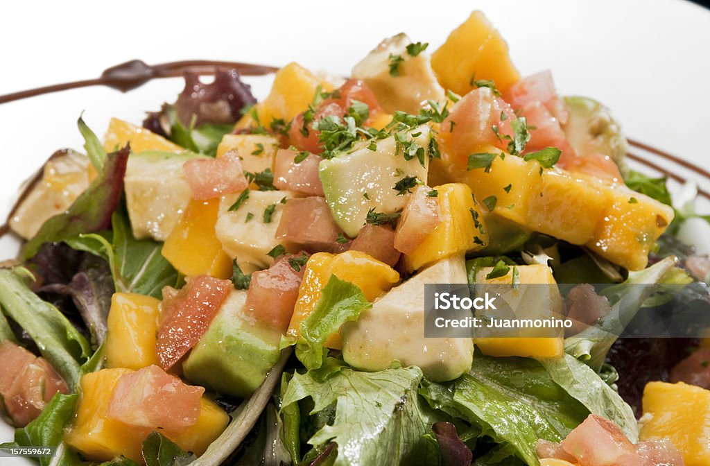 En dados de mango y aguacate, y la ensalada de tomate - Foto de stock de Ensalada libre de derechos