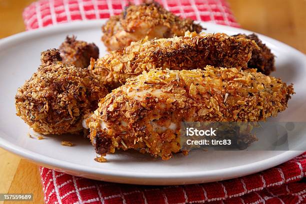 Forno Pollo Fritto Porzioni Su Un Piatto - Fotografie stock e altre immagini di Croccante - Croccante, Petto di pollo, Pangrattato - Preparazione degli alimenti