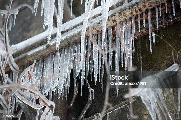 Icicles Em Tubos Enferrujado Na Cidade - Fotografias de stock e mais imagens de Congelado - Congelado, Ao Ar Livre, Cidade