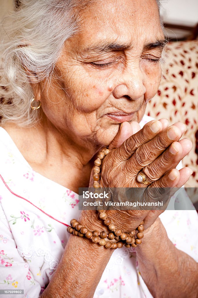 Pregare rugoso le mani di donna anziana indiano spirituale - Foto stock royalty-free di Salmodiare