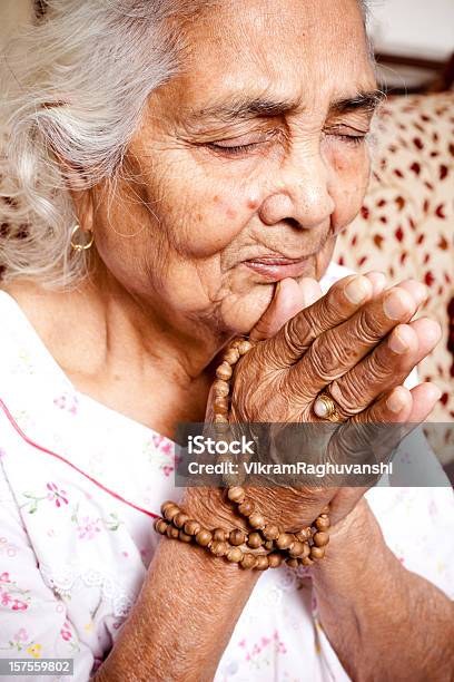 Pregare Rugoso Le Mani Di Donna Anziana Indiano Spirituale - Fotografie stock e altre immagini di Salmodiare