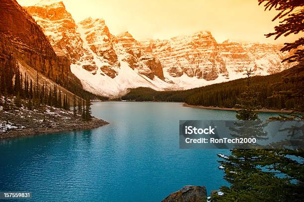 Lago Moraine Foto de stock y más banco de imágenes de Aire libre - Aire libre, Alberta, Azul