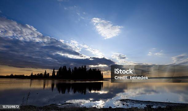 Pôr Do Sol Sobre O Lago Calmo Ilha De Alce - Fotografias de stock e mais imagens de Cottage Country - Cottage Country, Norte, Alberta