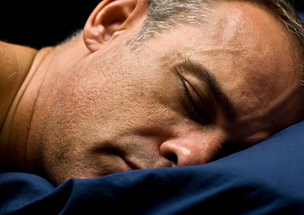 중년 남자 슬리핑 있는 파란색 필로우형 - male beauty men male sleeping 뉴스 사진 이미지