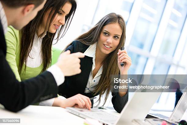 Geschäftsleute Stockfoto und mehr Bilder von Arbeiten - Arbeiten, Arbeitskollege, Berufliche Partnerschaft