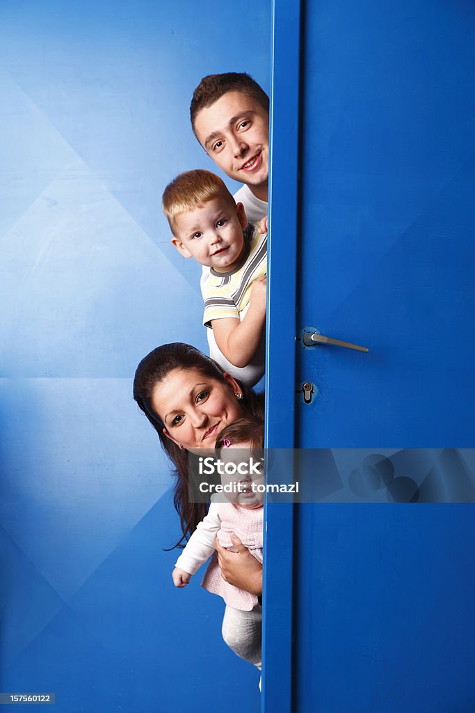 Famiglia behing le porte - Foto stock royalty-free di Porta