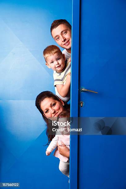 Famiglia Behing Le Porte - Fotografie stock e altre immagini di Porta - Porta, Sbirciare, Dietro