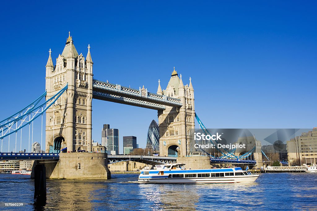 Tower Bridge und die Skyline der Stadt London, GB - Lizenzfrei London - England Stock-Foto