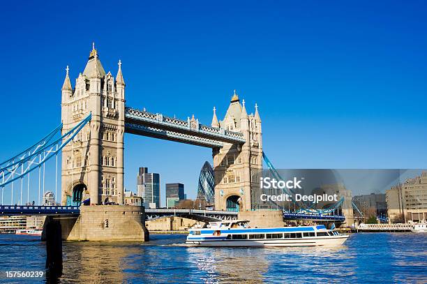 Tower Bridge Und Die Skyline Der Stadt London Gb Stockfoto und mehr Bilder von London - England - London - England, Sommer, Fluss Themse
