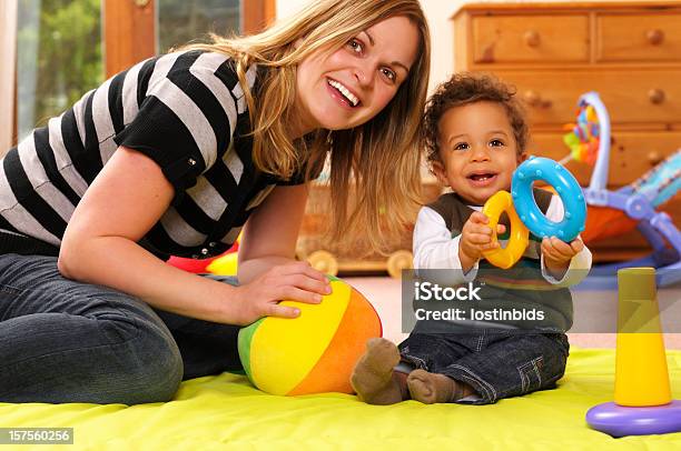 Playtime Mit Entwicklungsfördernden Spielzeug Stockfoto und mehr Bilder von Baby - Baby, Kindergartengebäude, 6-11 Monate