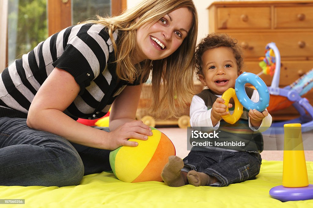 Playtime con juguetes de desarrollo - Foto de stock de Bebé libre de derechos