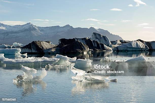 Foto de Icebergs Na Islândia e mais fotos de stock de Azul - Azul, Cinza - Fenômeno natural, Cinza vulcânica