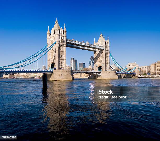 Tower Bridge E A Cidade Skyline De Londres Reino Unido - Fotografias de stock e mais imagens de Ao Ar Livre