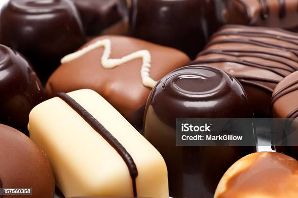 Роскошный Шоколадные Конфеты — стоковые фотографии и другие картинки Шоколад - Шоколад, Белый фон, Белый шоколад