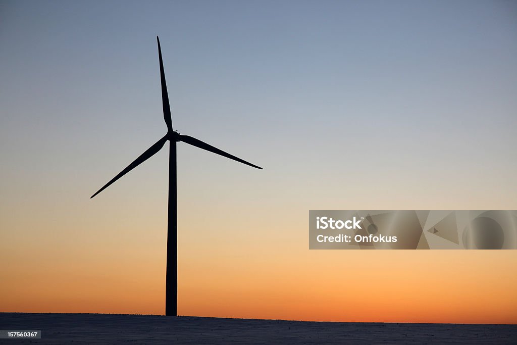 Turbina generowania energii o zachodzie słońca - Zbiór zdjęć royalty-free (Bezchmurne niebo)