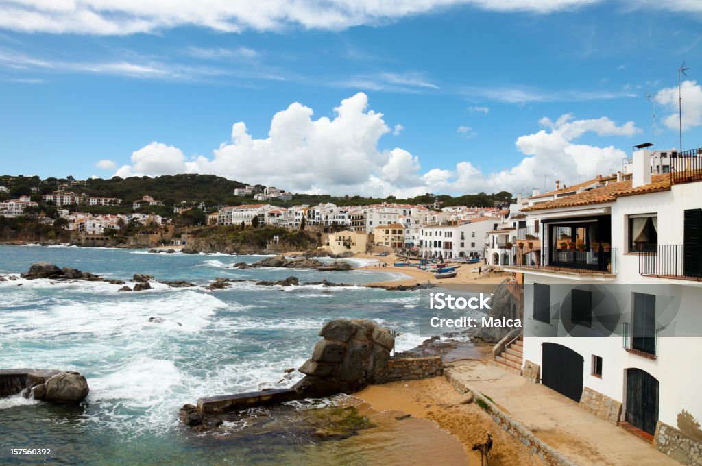 Costa Brava Village y la playa - Foto de stock de Aire libre libre de derechos