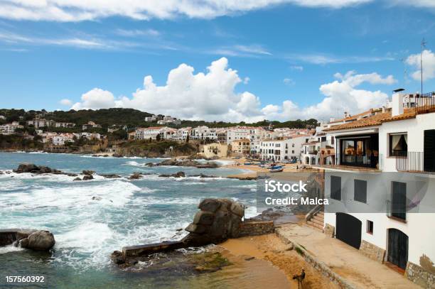 Costa Brava Village Y La Playa Foto de stock y más banco de imágenes de Aire libre - Aire libre, Aldea, Arena