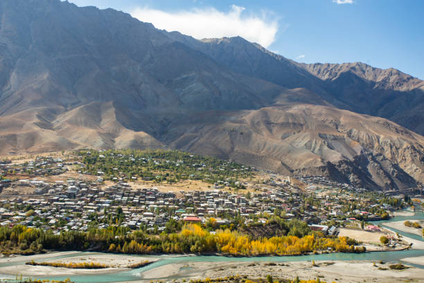 vista panoramica della città di kargil sulla riva del fiume suru a leh ladakh, india. - kargil foto e immagini stock