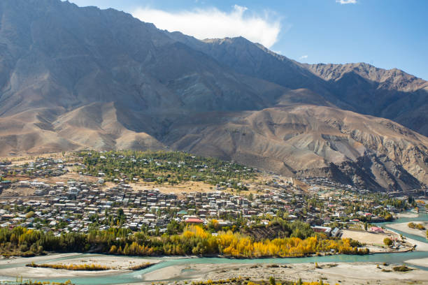 인도 레 라다크(leh ladakh)의 수루 강둑에 있는 카르길 마을(kargil town)의 탁 트인 전망. - kargil 뉴스 사진 이미지