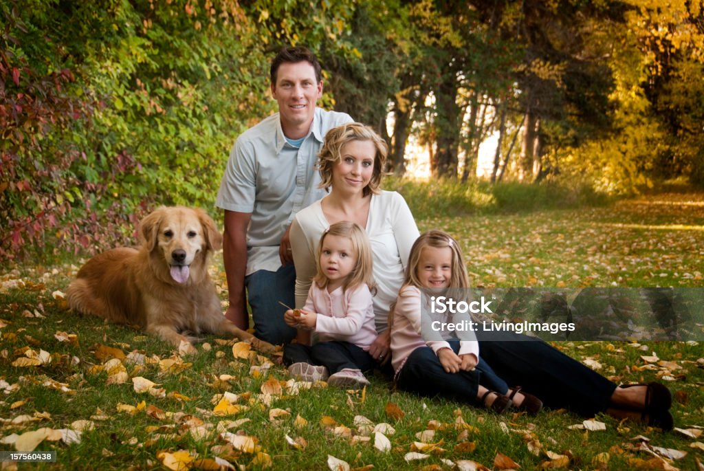 Familia joven - Foto de stock de Perro libre de derechos