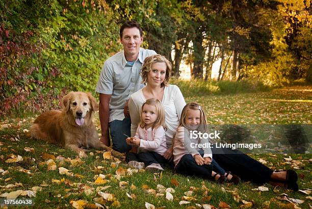 Família Jovem - Fotografias de stock e mais imagens de Cão - Cão, Família, Família biparental