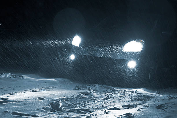 Carro dirigindo em uma tempestade de neve - foto de acervo