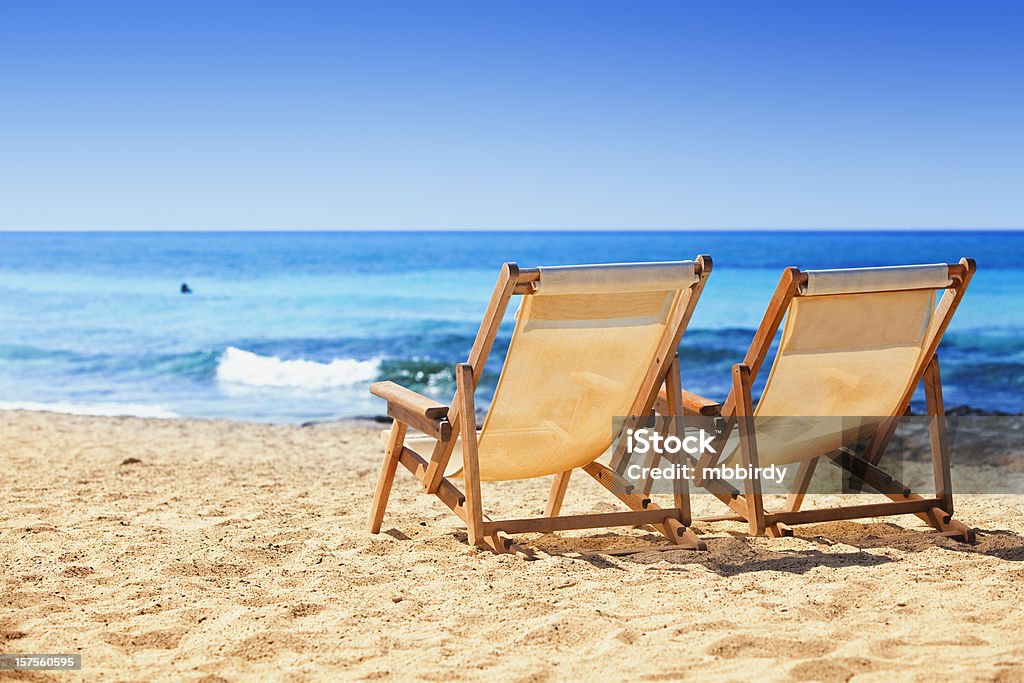 Sonnenliegen am Strand - Lizenzfrei Sonnenliege Stock-Foto