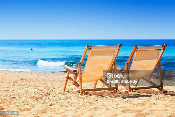 Lettini Sulla Spiaggia Di Sabbia - Fotografie stock e altre immagini di Sdraio da spiaggia - Sdraio da spiaggia, Spiaggia, Grecia - Stato