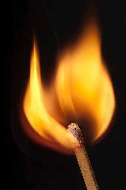 nella fiamma in legno zolfanello accendere (col fuoco - accendere (col fuoco) foto e immagini stock