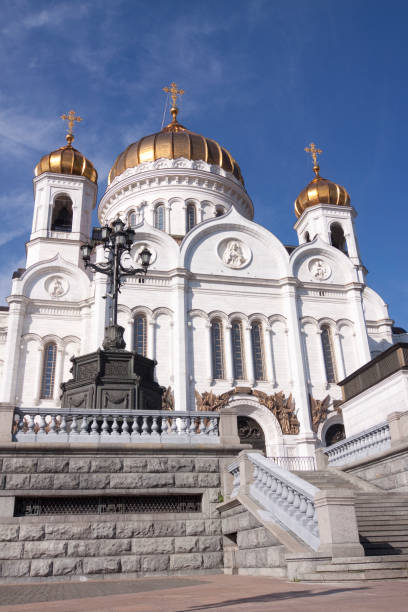 catedral de cristo el salvador en moscú - cathedral russian orthodox clear sky tourism fotografías e imágenes de stock