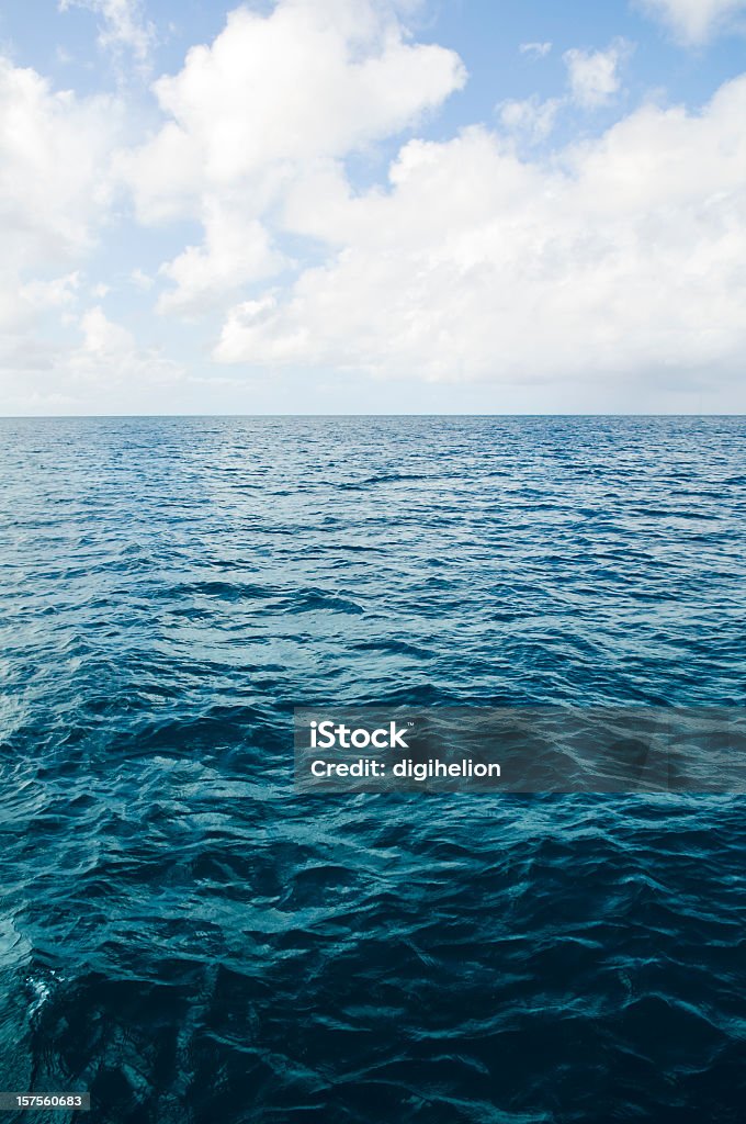 Las delicias del profundo mar azul y nubes blancas vista - Foto de stock de Agua libre de derechos