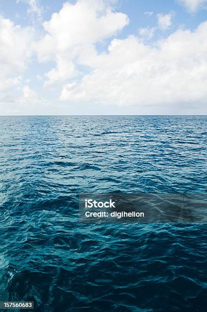 Las Delicias Del Profundo Mar Azul Y Nubes Blancas Vista Foto de stock y más banco de imágenes de Agua