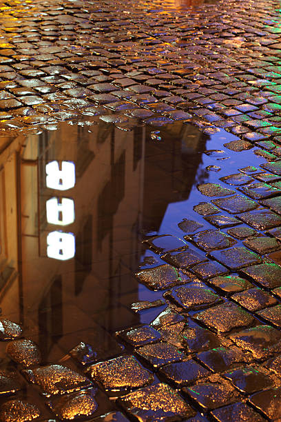 réflexion de flaque avec bar et rue pavée à rome, en italie - puddle rome reflection street photos et images de collection