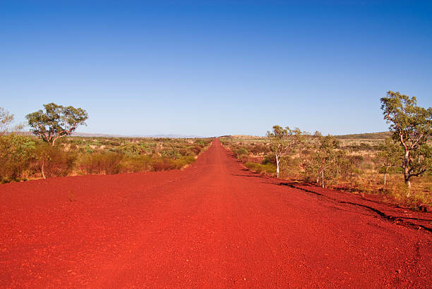 entroterra australiano traccia - red earth foto e immagini stock