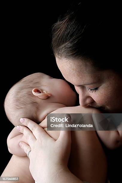 Zärtlichen Moment Stockfoto und mehr Bilder von Baby - Baby, Mutter, Schwarzer Hintergrund