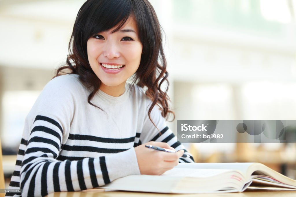 Jovem Estudante de faculdade feminina na biblioteca - Royalty-free 20-24 Anos Foto de stock