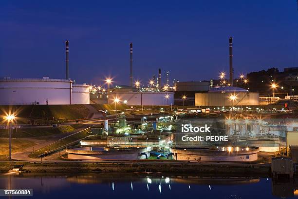 Rafineria W Nocy - zdjęcia stockowe i więcej obrazów Benzyna - Benzyna, Biznes, Chemia - Nauka