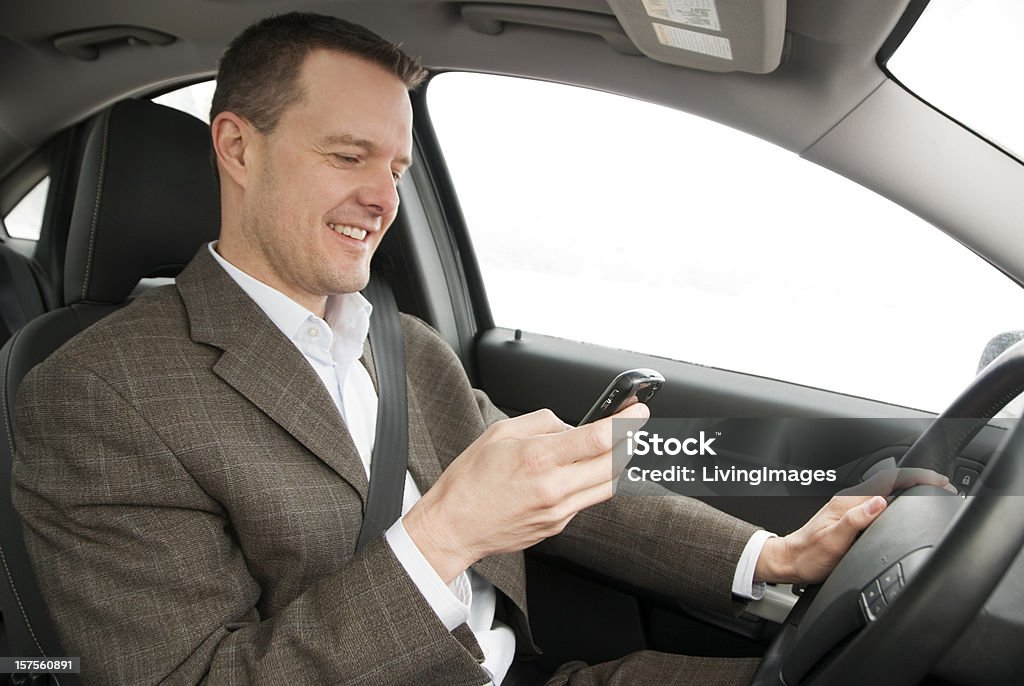 Enviando mensajes de texto y de conducción - Foto de stock de Adulto libre de derechos