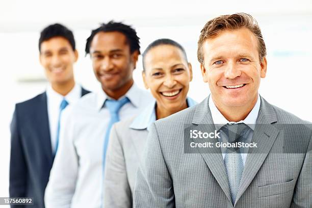 Smart Business Mann Mit Kollegen Im Hintergrund Stockfoto und mehr Bilder von 20-24 Jahre - 20-24 Jahre, 30-34 Jahre, 40-44 Jahre