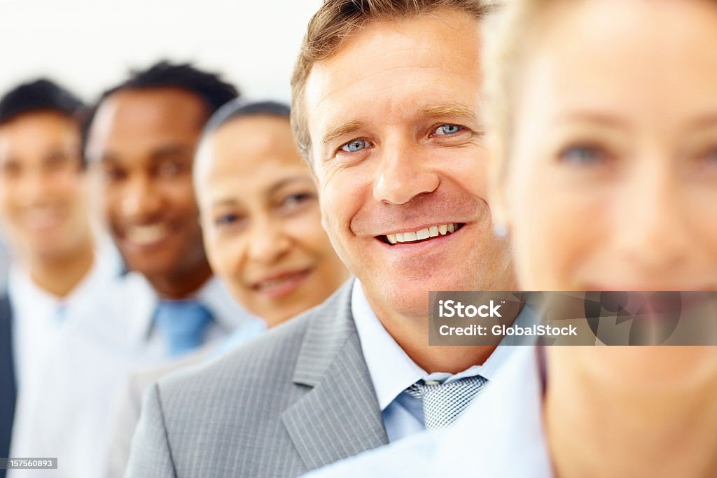 Uomo d'affari in piedi wirh colleghi in una riga - Foto stock royalty-free di 20-24 anni