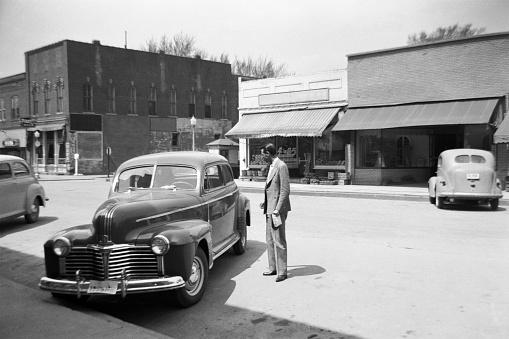 La calle main street de pequeña ciudad USA con coches 1941, retro photo