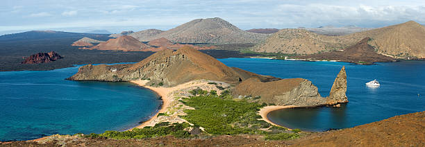 ángulo amplio panorama de la isla bartolomé, los galapagos. nikon d3 - isla bartolomé fotografías e imágenes de stock