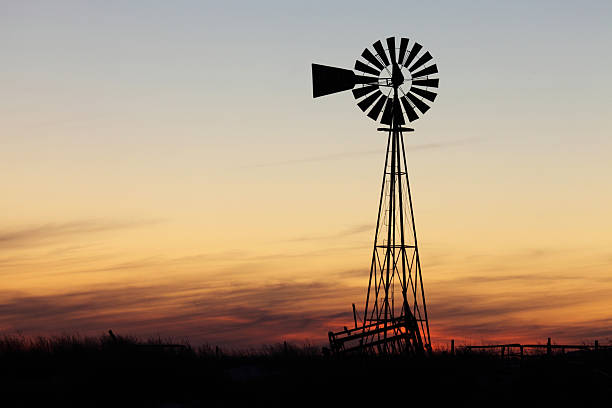 아름다운 해질녘까지 및 윈드밀 - energy fuel and power generation wind turbine outdoors 뉴스 사진 이미지