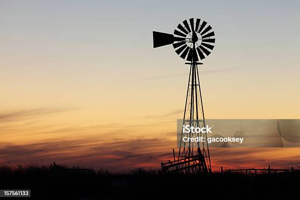 Belo Pôr Do Sol E Moinho De Vento - Fotografias de stock e mais imagens de Texas - Texas, Turbina Eólica, Quinta