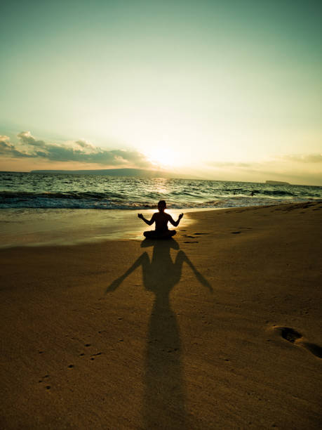 медитация в баланс-закате - horizon over land sports and fitness nature wave стоковые фото и изображения